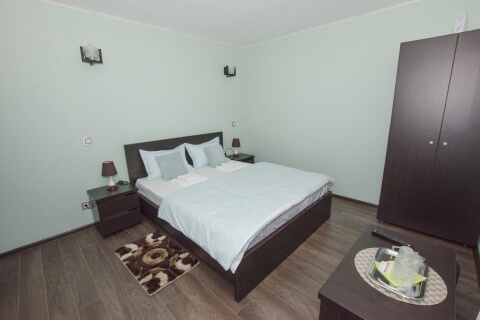 Vedere ansamblu Camera 1 (de la fereastră)